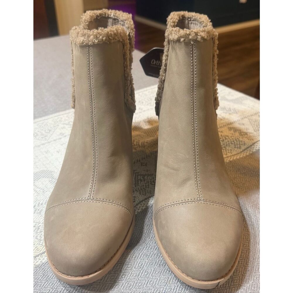 TOMS Women's Everly Chelsea Boot, Taupe Grey Leather/Faux Shearling, 10 - Picture 3 of 8